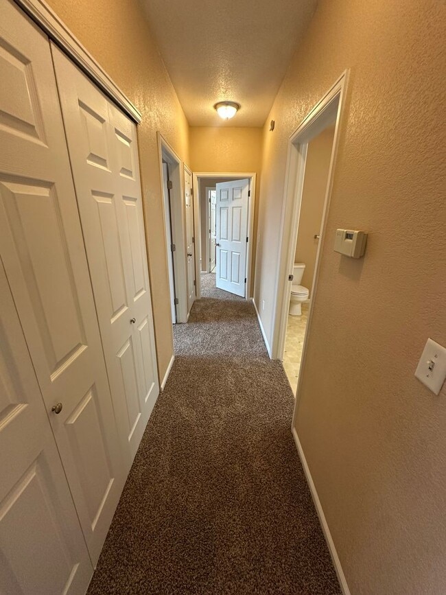 Building Photo - Move in ready 2-bedroom Condo- Community P...