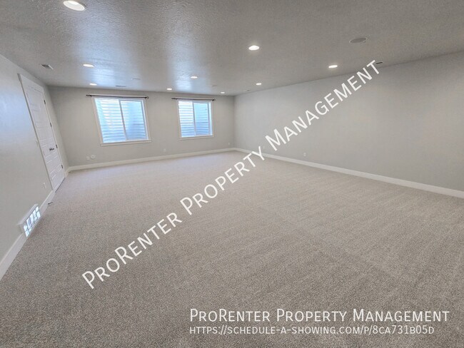 Building Photo - 1308 E Maple Way