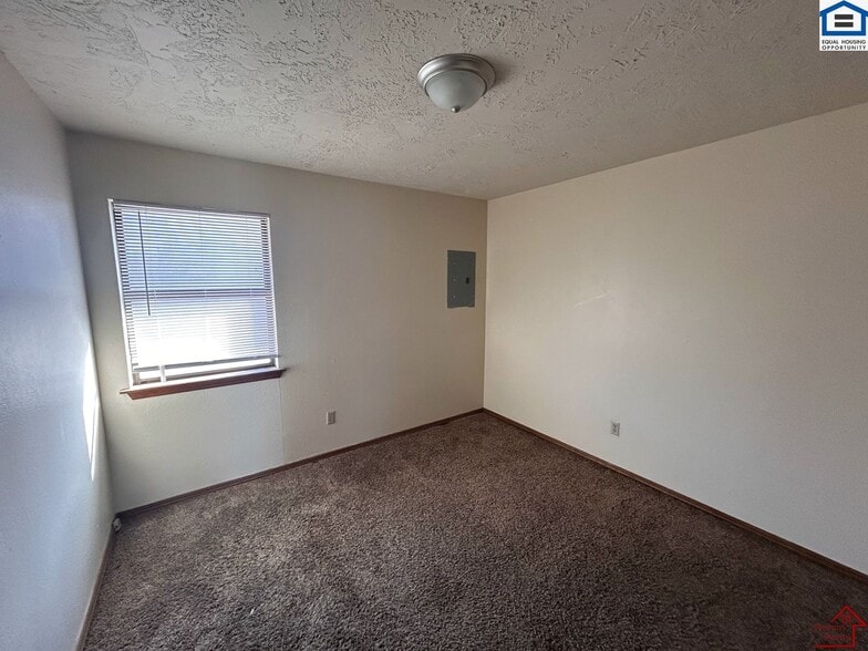 Building Photo - 1912 SW D Ave