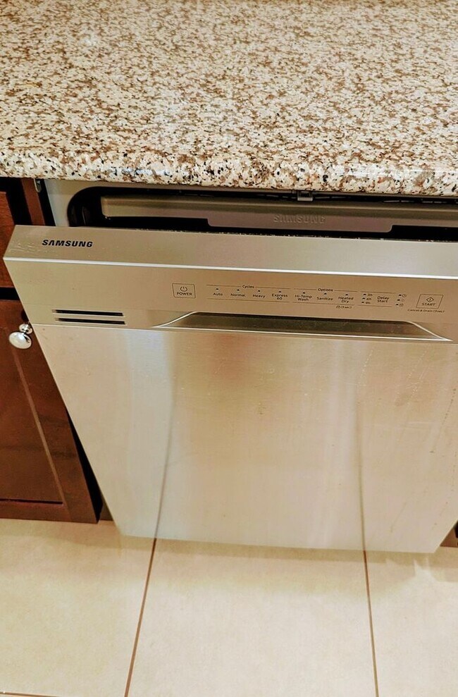 Building Photo - BEAUTIFUL 3-BEDROOM, 3-BATHROOM LUXURY TOW...