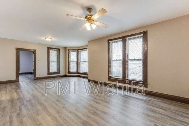 Building Photo - 514 S Fern St