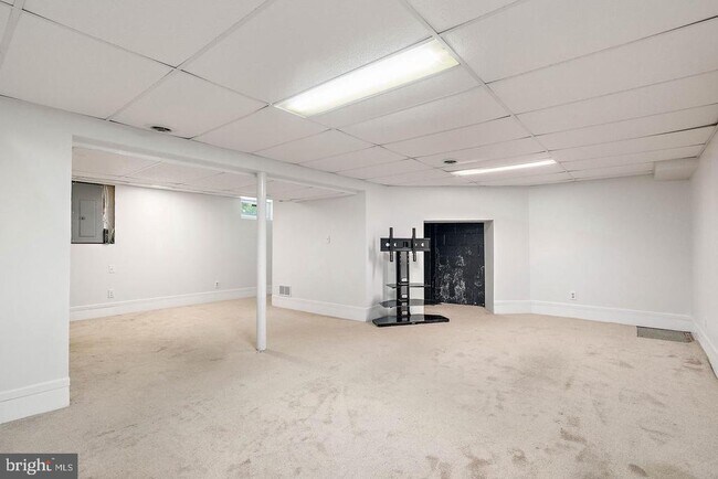 Building Photo - 13 Sturbridge Dr