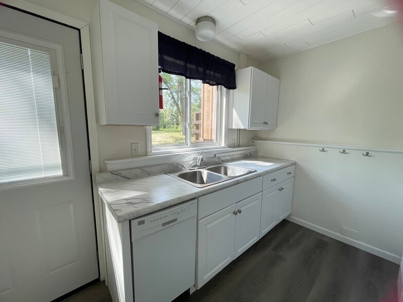 Elec stove, Refrigerator and Dishwasher! - 5223 Birchmont Dr NE