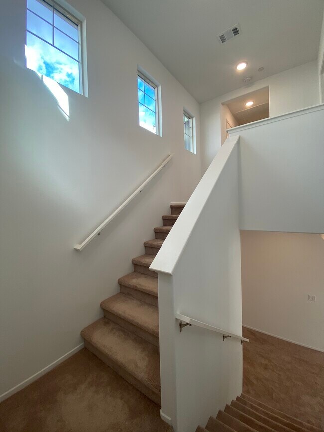 Building Photo - 6032 Mariposa Dr