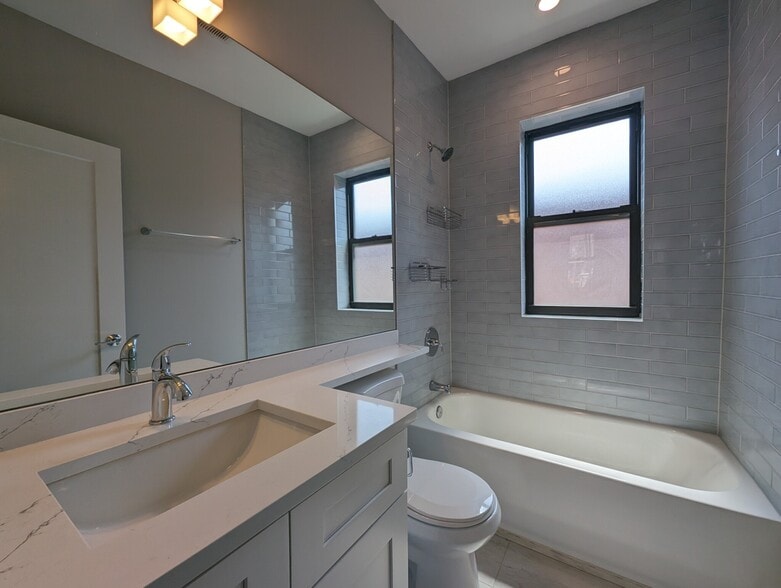 Building Photo - 3943 N Janssen Ave