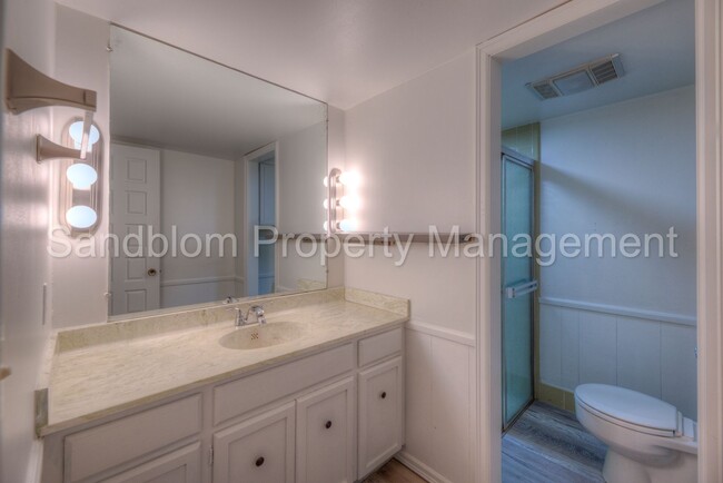 Building Photo - For Lease | South Tulsa Duplex | $1400 Rent