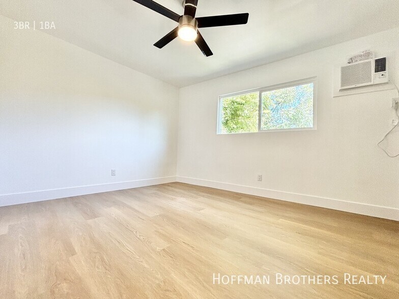Building Photo - 327 S Ave 59