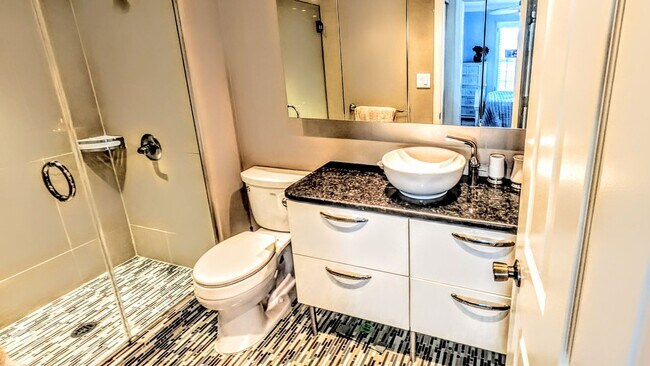 Building Photo - SEASONAL 2/2 coastal-inspired luxury condo with bay view, and boat slip