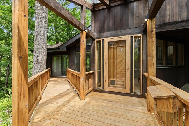 Building Photo - 1424 Bradford Dr
