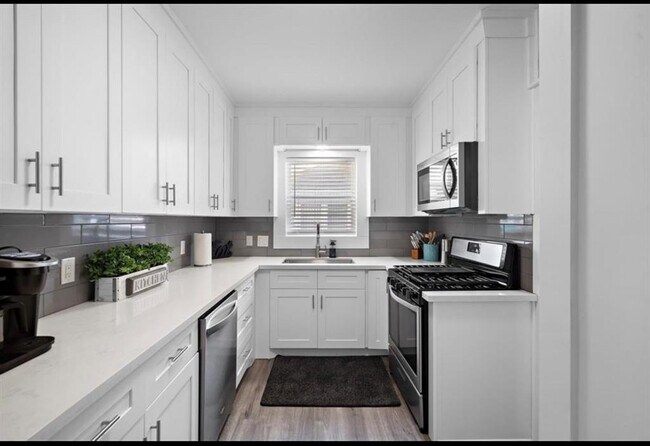 Building Photo - 1631 Castle Ct