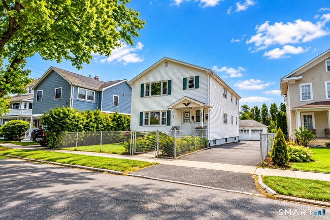 Building Photo - 326 Grovers Ave