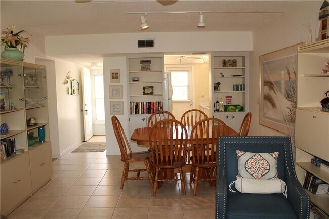 Building Photo - 3810 Gulf of Mexico Dr