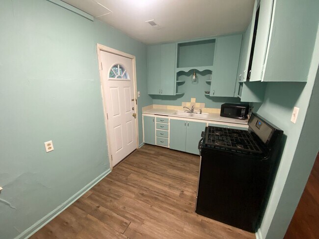 Building Photo - 2BR/1BA, conveniently located