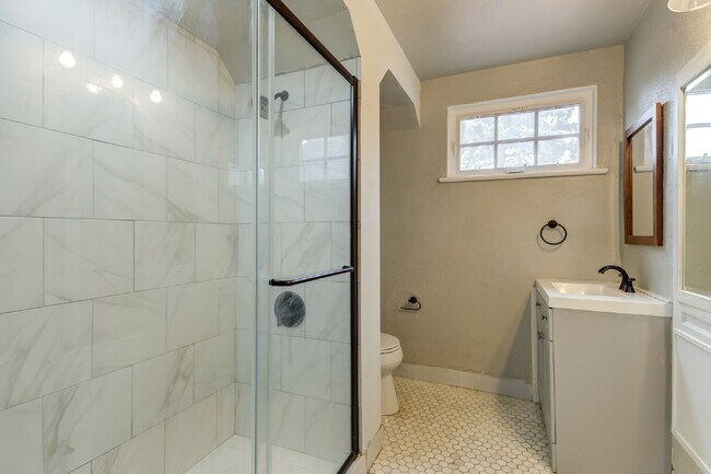 Building Photo - Charming Tuscany Villa block away from TTU