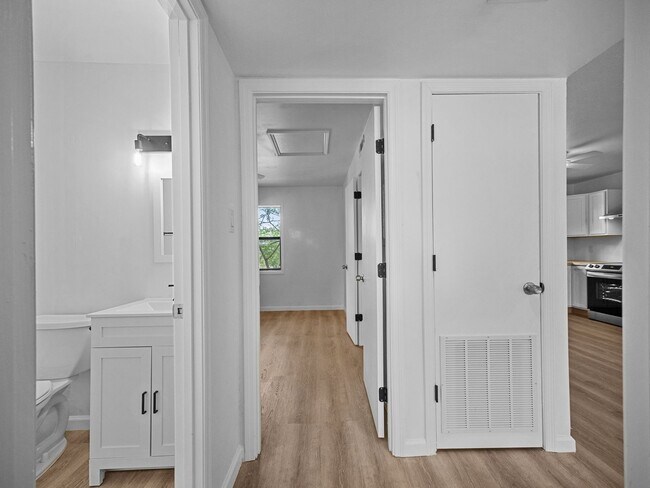 Building Photo - Ravenwood Apartments!!
