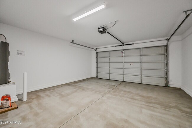 Building Photo - 25303 W Bowker St