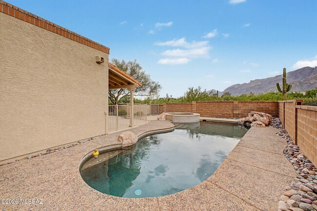 Building Photo - 5555 N Cres Ridge Dr