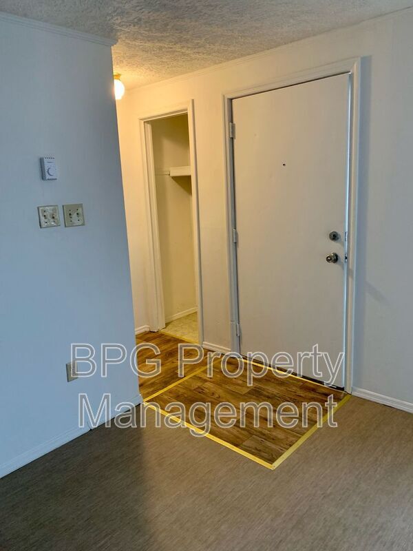 Building Photo - 123 Circle Dr