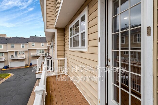 Building Photo - 2093 Laura Mews Pl