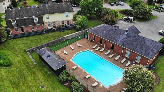 Building Photo - Great 2BA/2.5 BE Brentwood End Unit Townhome!