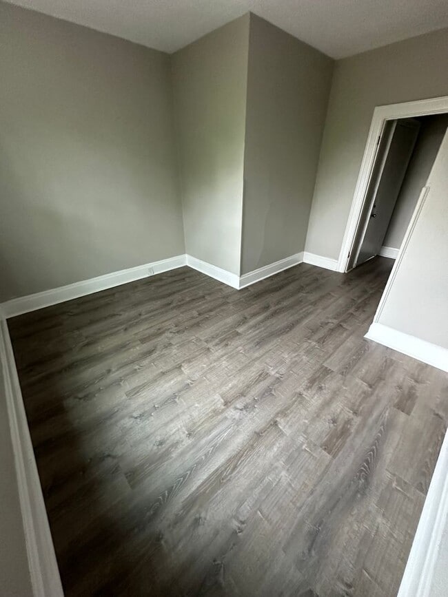 Building Photo - Beautiful Spacious 1 Bedroom Apt. Lower Un...