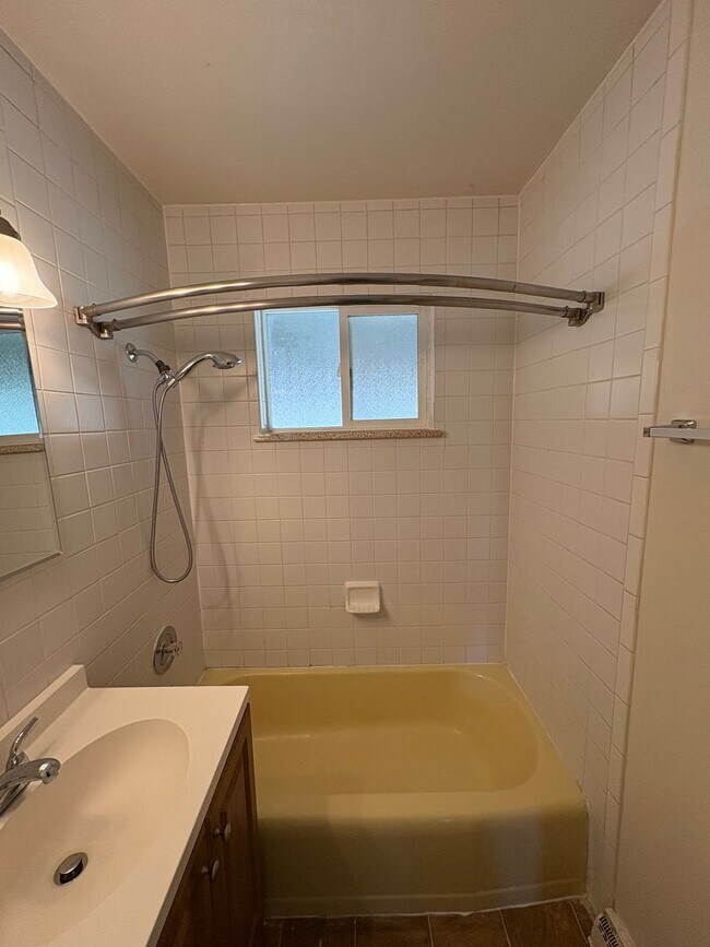 Building Photo - Newly Updated - Spacious 5 Bed 2 Bath Home