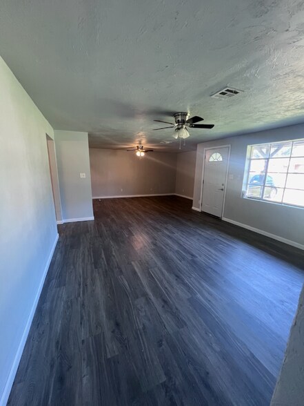 Building Photo - 1001 Bell Dr