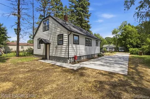 Building Photo - 17 N Midland Dr