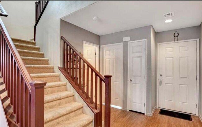 Building Photo - 4 Bed 3 Bath