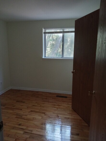 Building Photo - 1649 Greencrest Ave