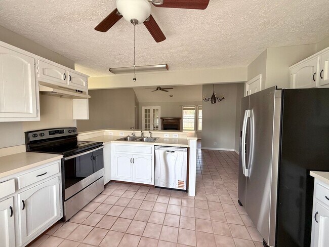 Building Photo - **** HALF OFF 1ST MONTH OF RENT IF YOU PAY...