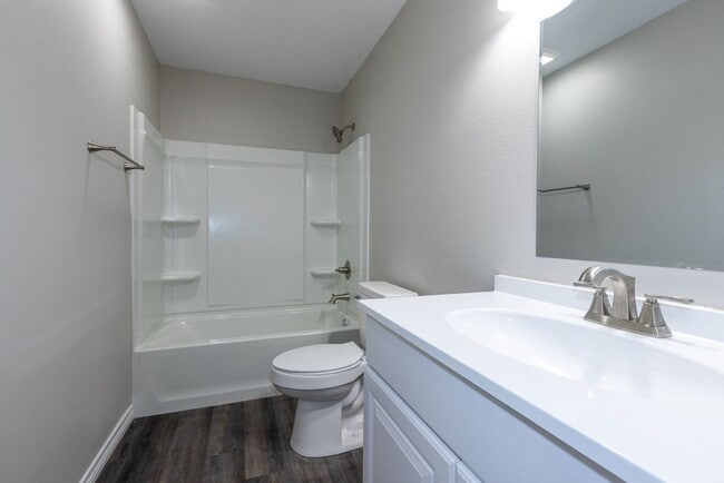 Building Photo - 4 Bedroom 2 Bath + Updated