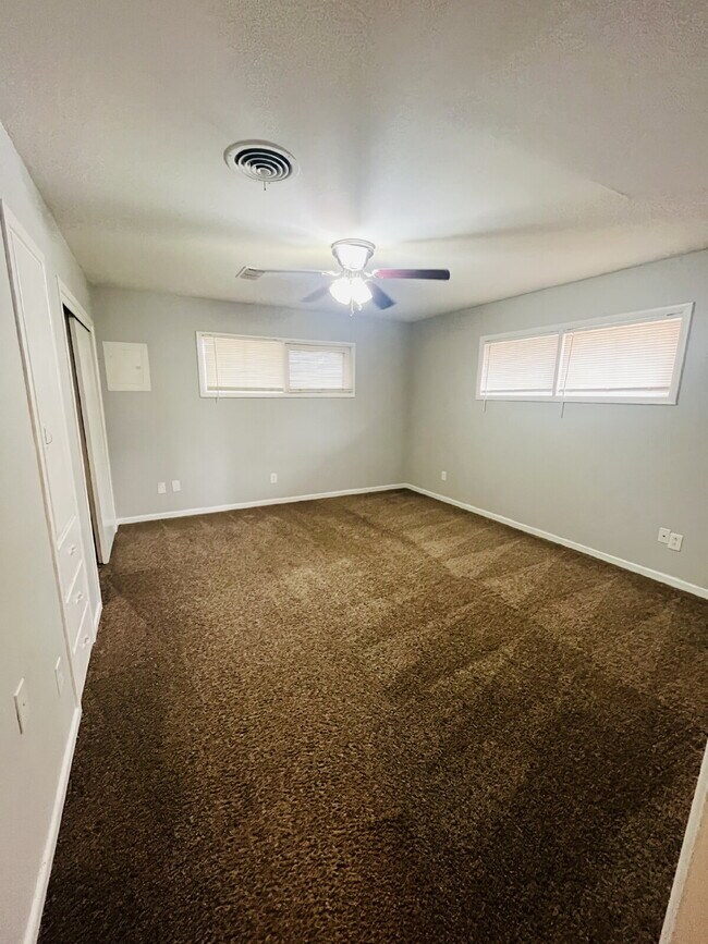 Building Photo - Cute 2 Bedroom Duplex