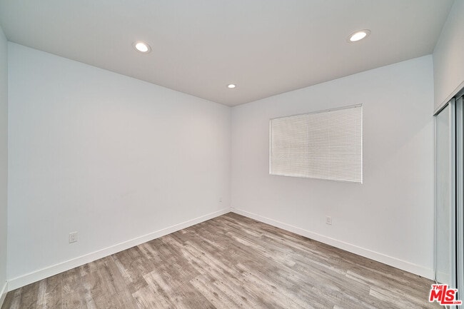 Building Photo - 605 1/2 W 41st Pl