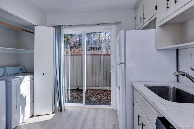 Building Photo - 8 Spring W