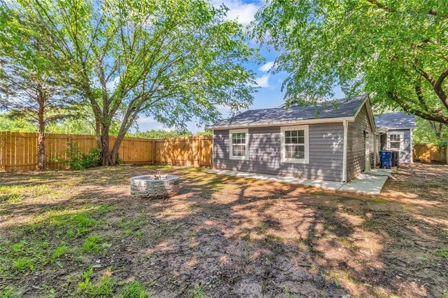 Building Photo - 544 N Elm Ave