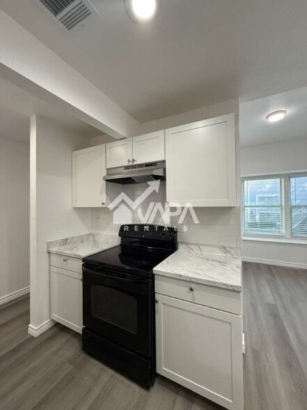 Building Photo - 9747 Fortune Ridge Dr