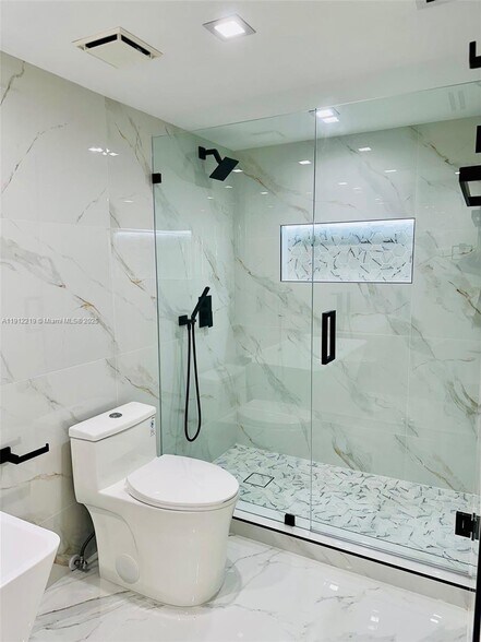 Building Photo - 3500 Mystic Pointe Dr