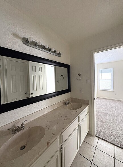 Building Photo - 208 Rodeo Cir