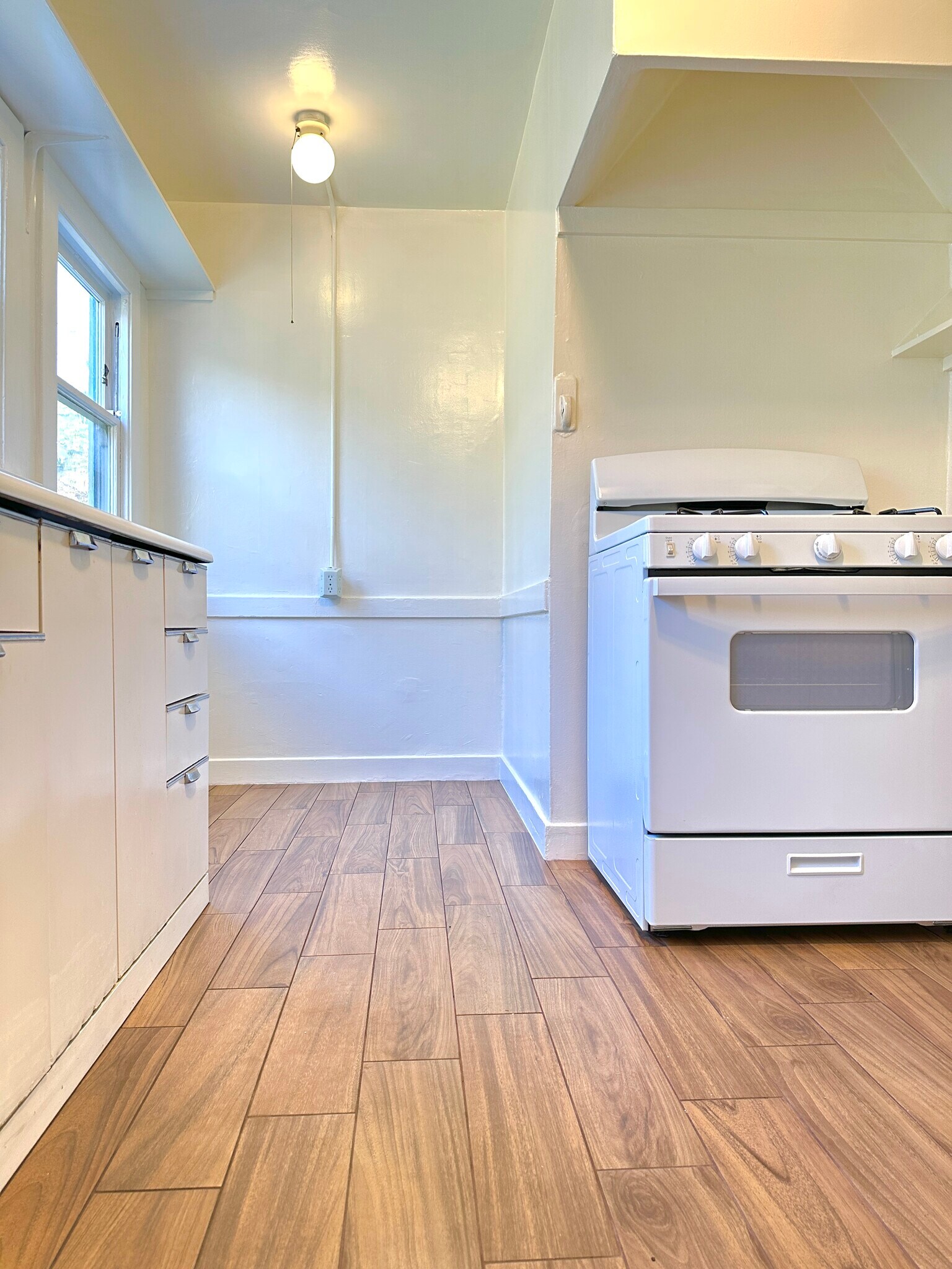 Breakfast Nook/Work Space - 1138 N Gardner St