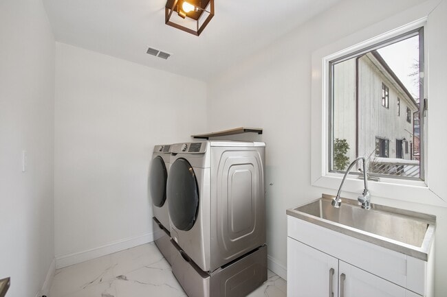 Building Photo - 11 Hudson Terrace