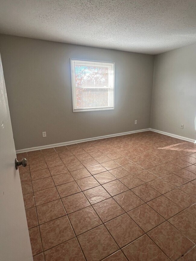 Building Photo - Spacious 2 Bedroom 1 Bath Second Floor Unit