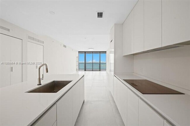 Building Photo - 700 NE 24th St