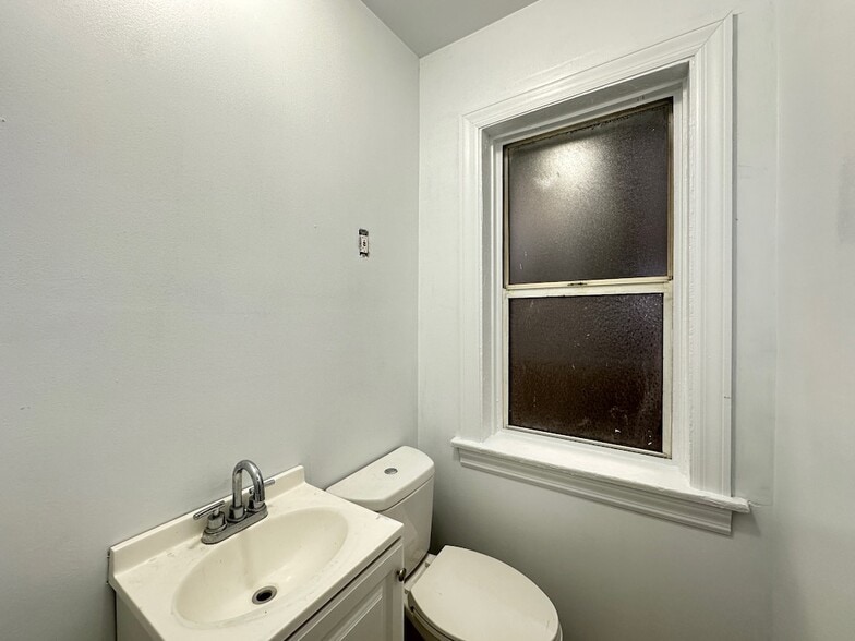 Building Photo - 5679 N Ridge Ave