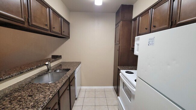 Building Photo - 8702 Village Dr
