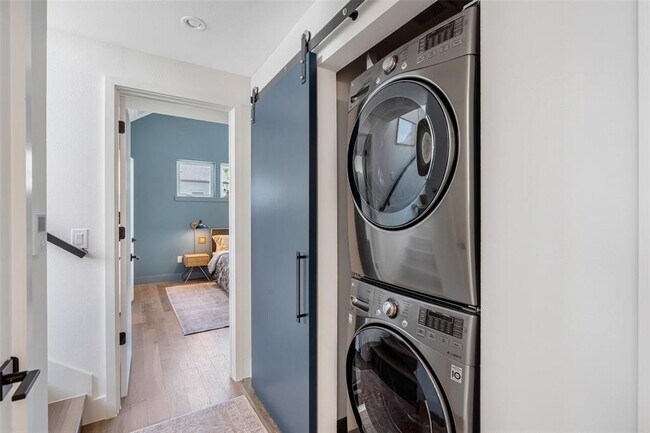 Building Photo - 1217 1/2 W 39th St