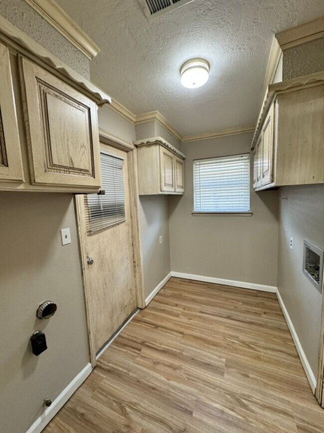 Building Photo - 2204 Edgewood Dr
