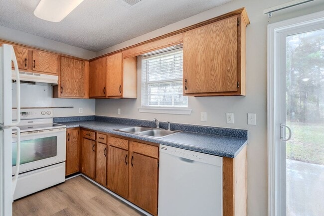 Building Photo - Well-Maintained 3BR, 2BA Home with 1-Car Garage