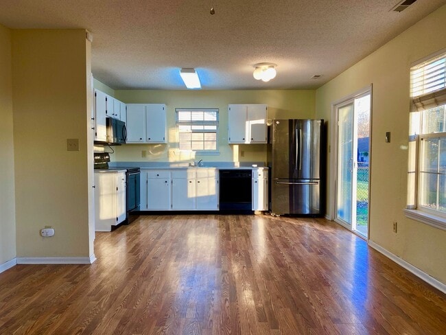 Building Photo - COMING SOON! Wonderful 3 Bedroom 2 Bathroo...
