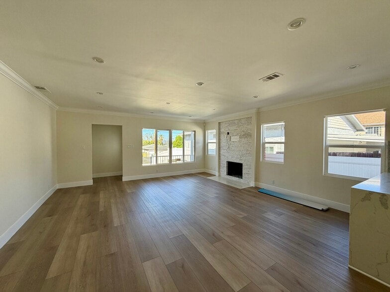 Building Photo - 10622 McVine Ave